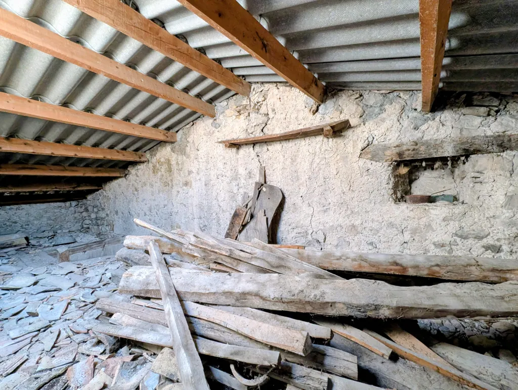 Rooms - Village House for Renovation in La Charce