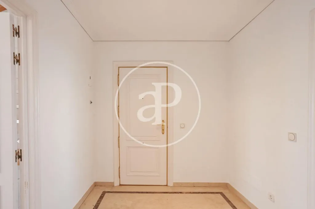 Esik - Semi-detached Chalet with Terrace in Barajas