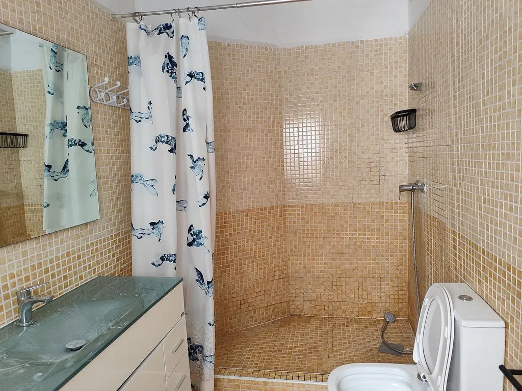 Bagni - 3-Bedroom Flat with Balcony in Historic Centre