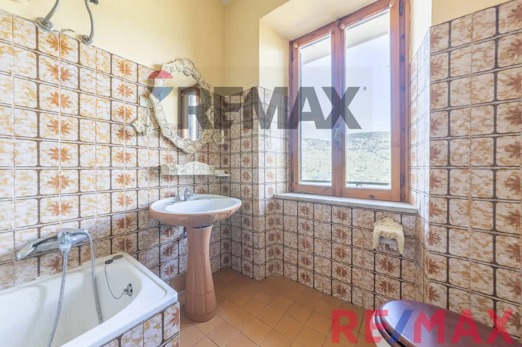 Salles de bain - Apartment with 50m² Cellar in Sonnino