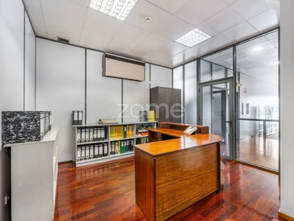 Kabinet - Corporate Office with South Terrace in Maia