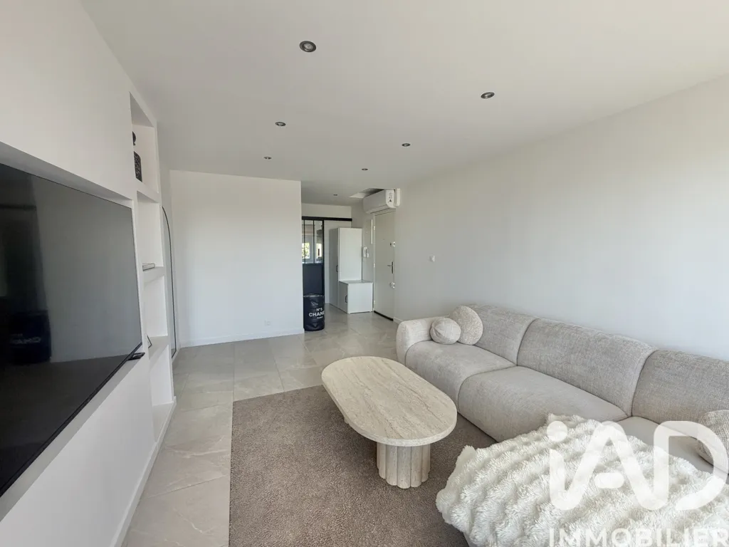 Séjour - Appartement Rénové avec Balcon à Nîmes