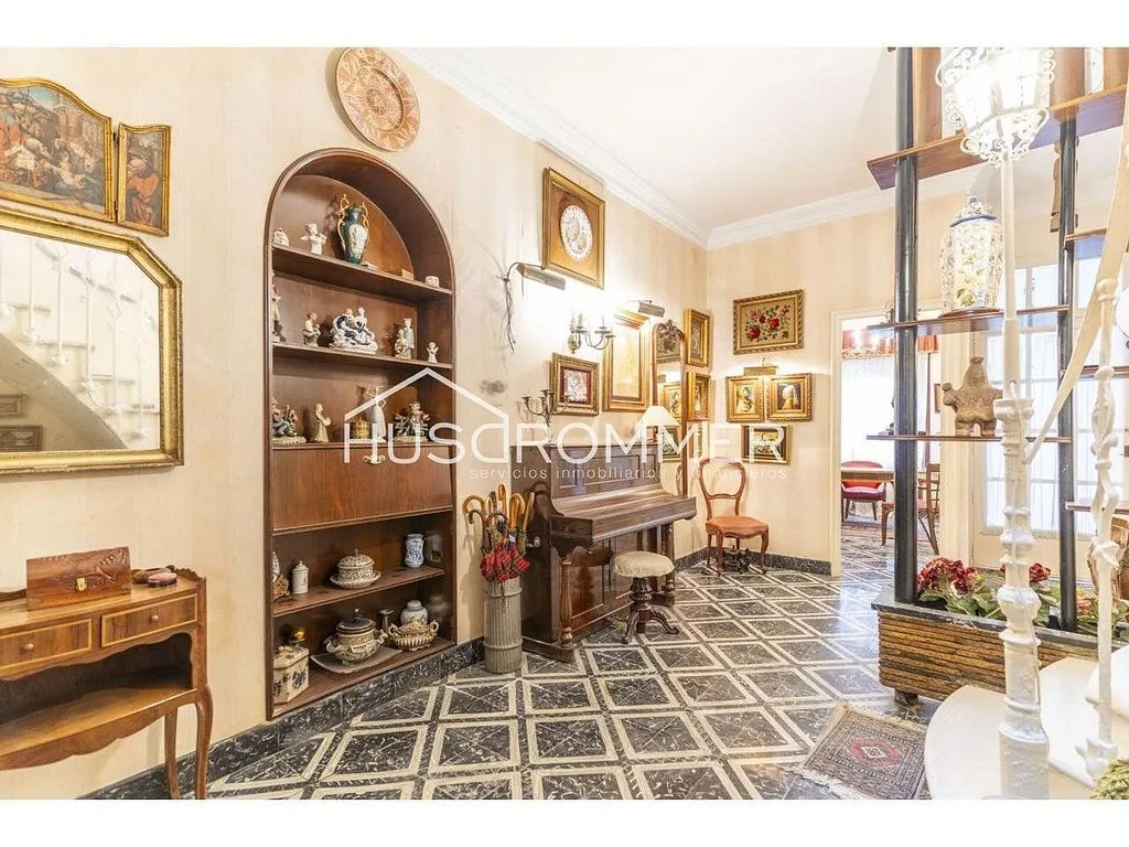 Esik - Dual-Unit Property with Central Location in Vila-real