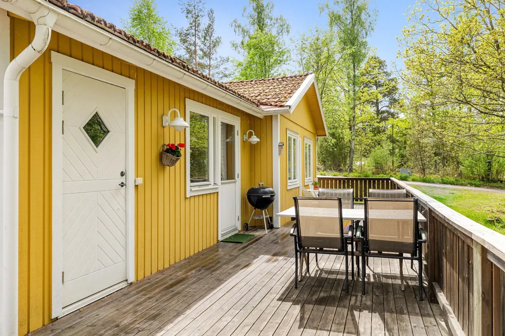 Terrass - Charming Cottage with Lake View in Virserum