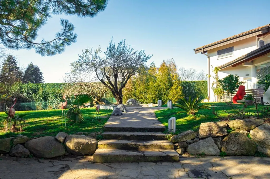 Aed - Modern Villa with Pool in Capiago Intimiano