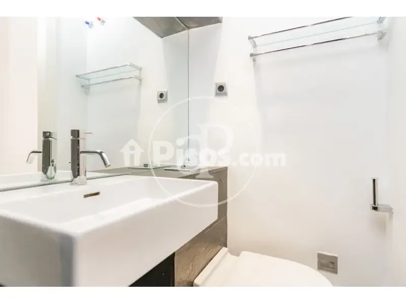 Bathrooms - Modern Apartment with Balcony Views in Madrid Centre