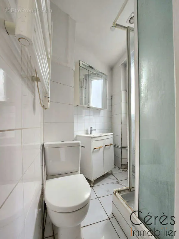 Bagni - 3-Piece Flat with Metro Access in Pantin