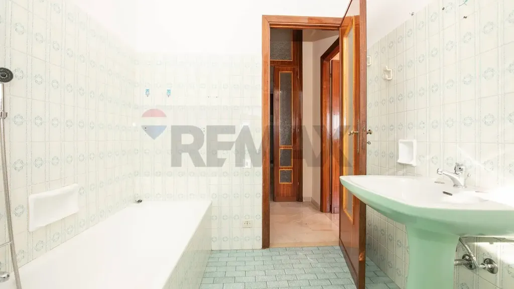 Salles de bain - Spacious Apartment with Balcony in Novi Ligure