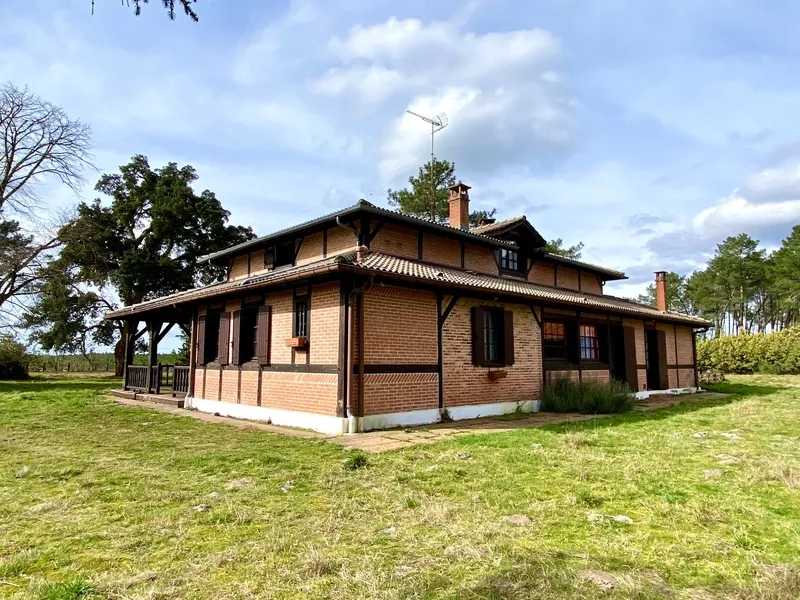 Esterno - Extensive Estate with Pool in Escource