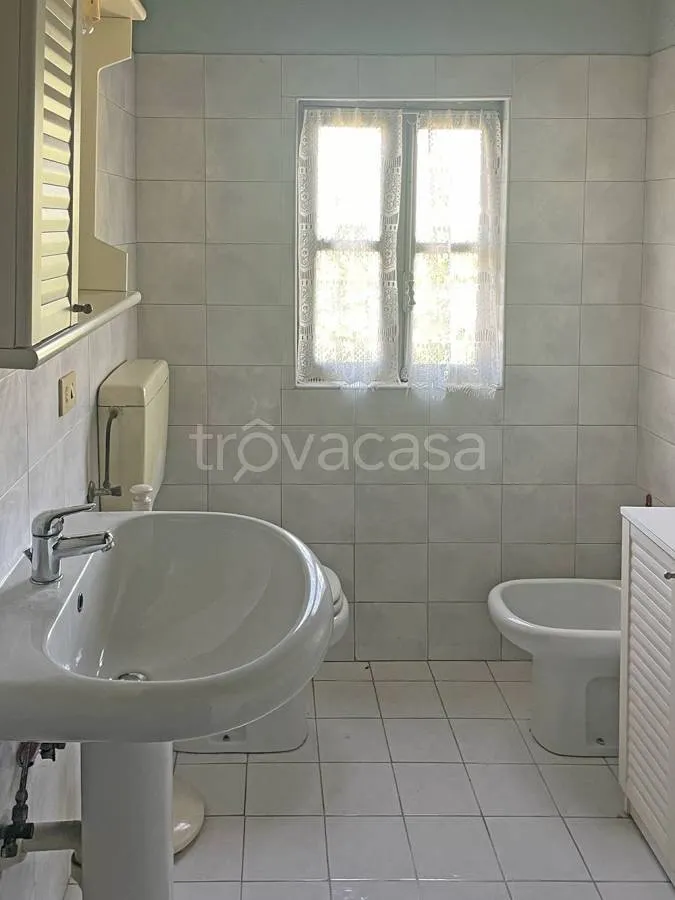 Salles de bain - Rustic Casale with Vineyard Views in Santo Stefano Belbo