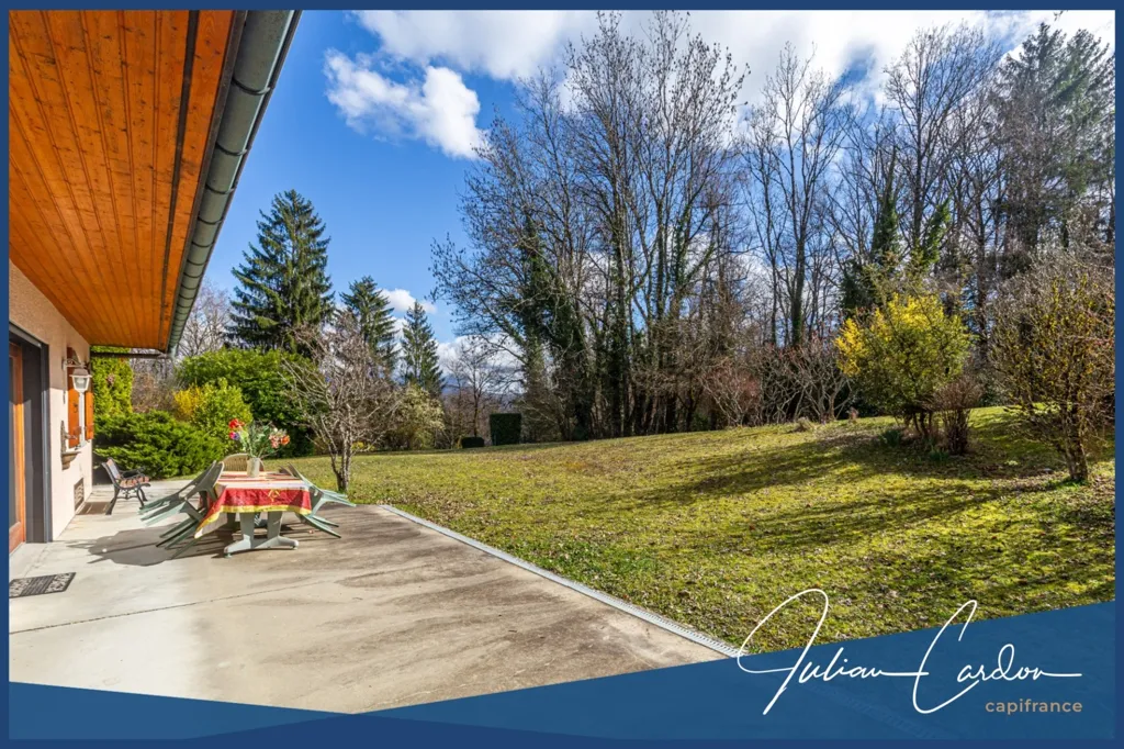 Jardin - Maison d'Architecte avec Terrasse à Cuvat