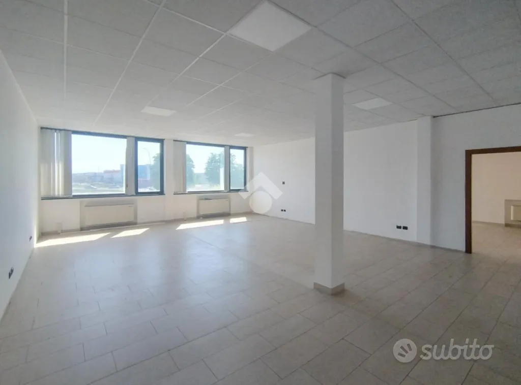 Pièces - Office Space with Double Aspect in Piacenza