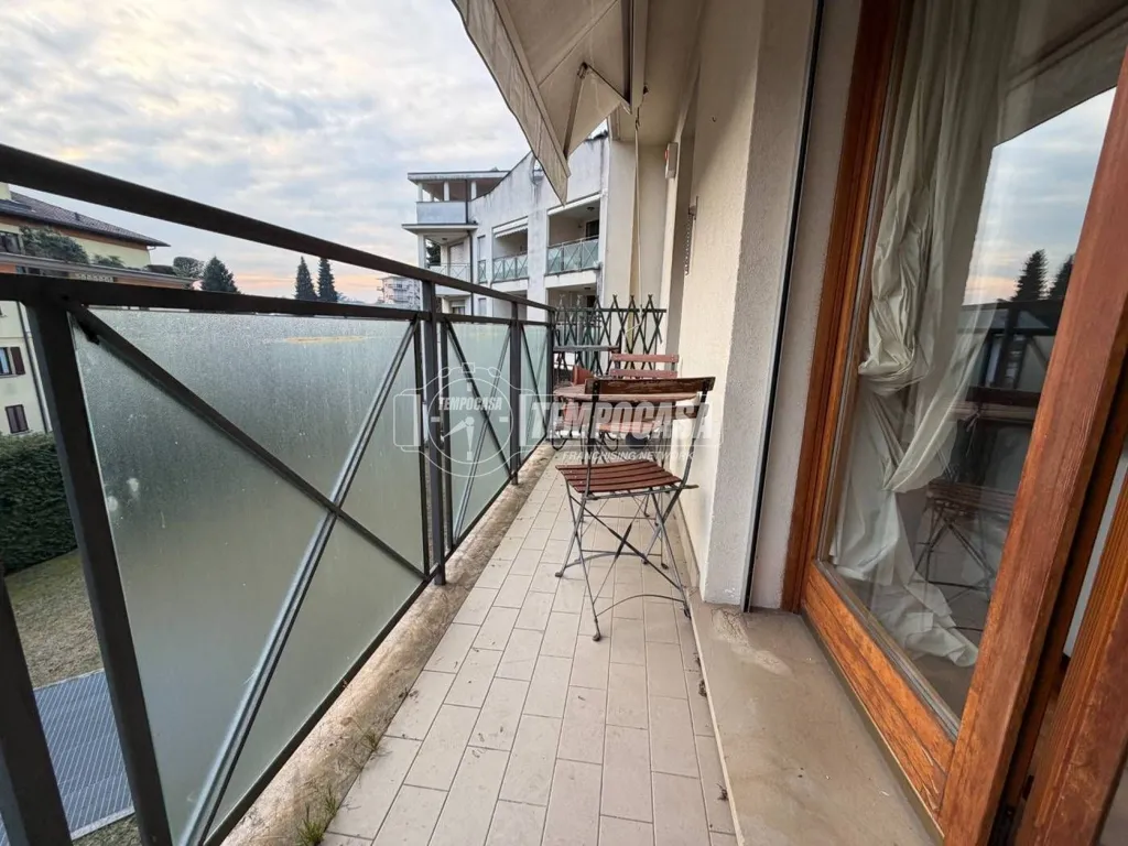 Balcon - Mansard Apartment with Balcony in Mariano Comense