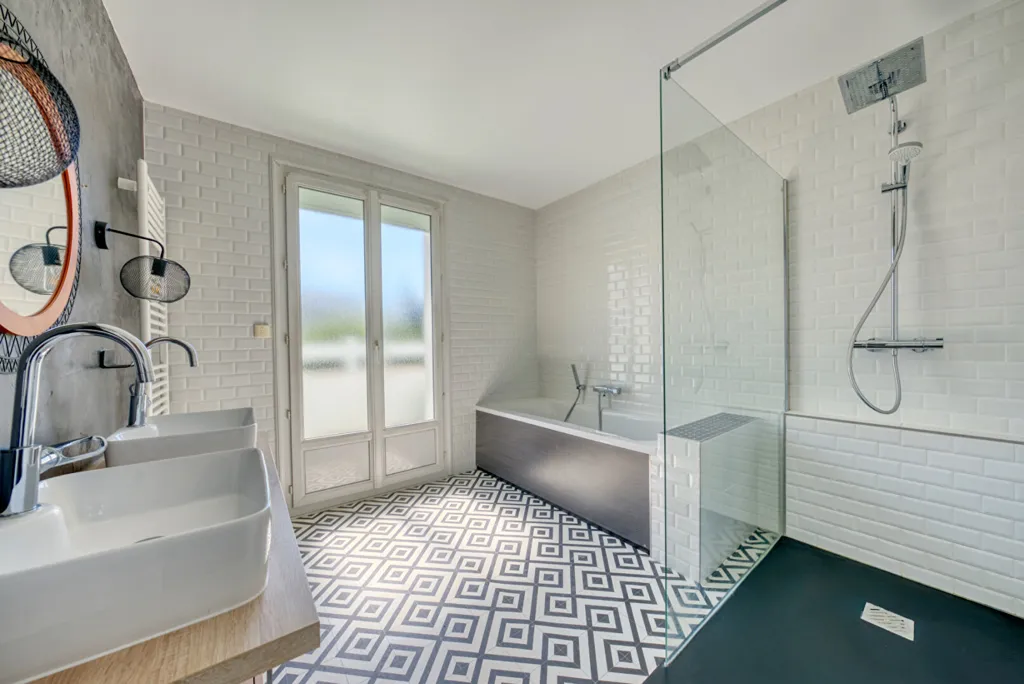 Salles de bain - Maison Rénovée avec Jardin et Studio à Sud-Gare