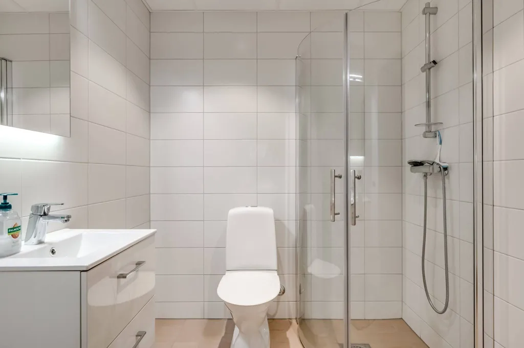 Salles de bain - Three-bedroom Apartment with Terrace in Sunnegatan
