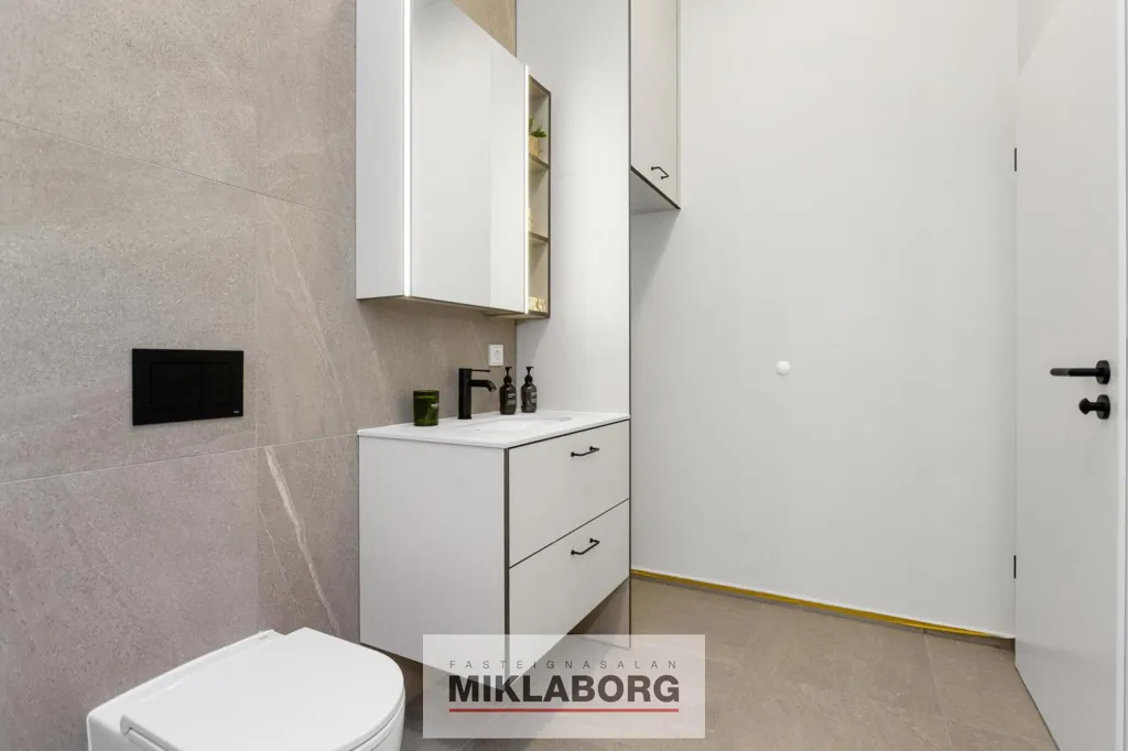 Bagni - New Flat with Balcony in Hafnarbraut