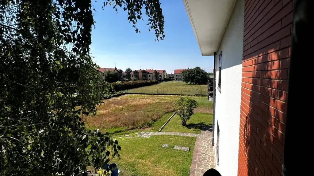 Rõdu - Villa with Edificabile Potential in Bernareggio