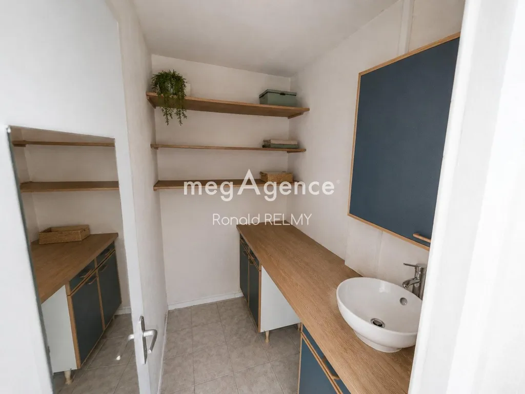 Vannitoad - Bright T5 Apartment with South-West View in Pyramides