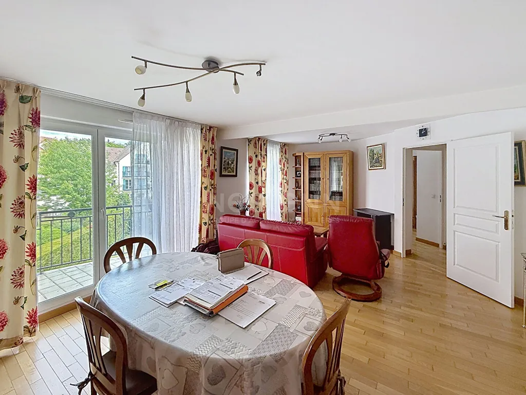 Salle à manger - Appartement avec Balcon Centre-Ville à Lamorlaye