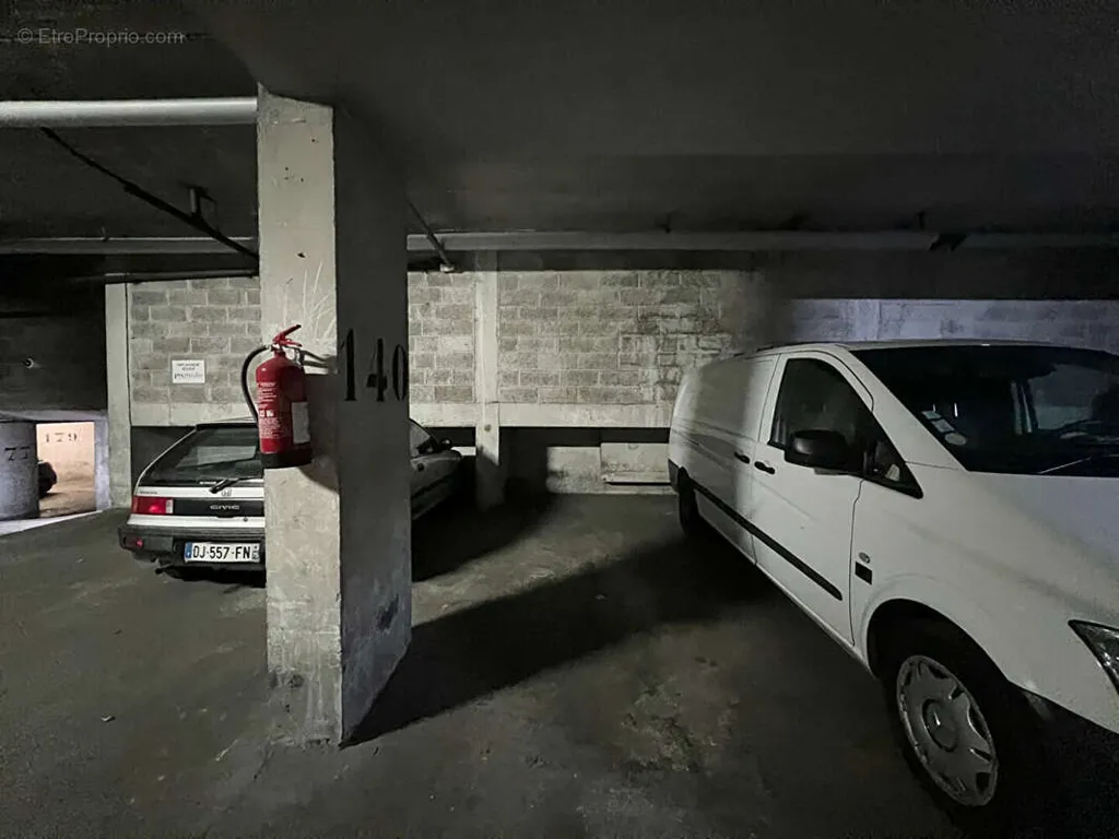 Garage - Parking Space in Paris 18ème