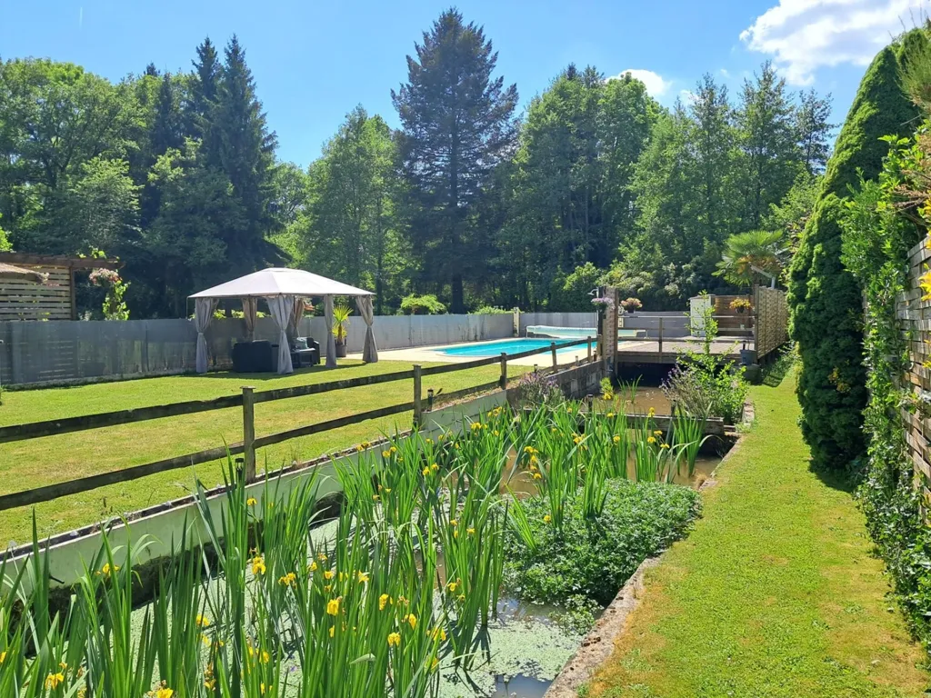 Jardin - Moulin Rénové avec Piscine et Terrain à la Campagne