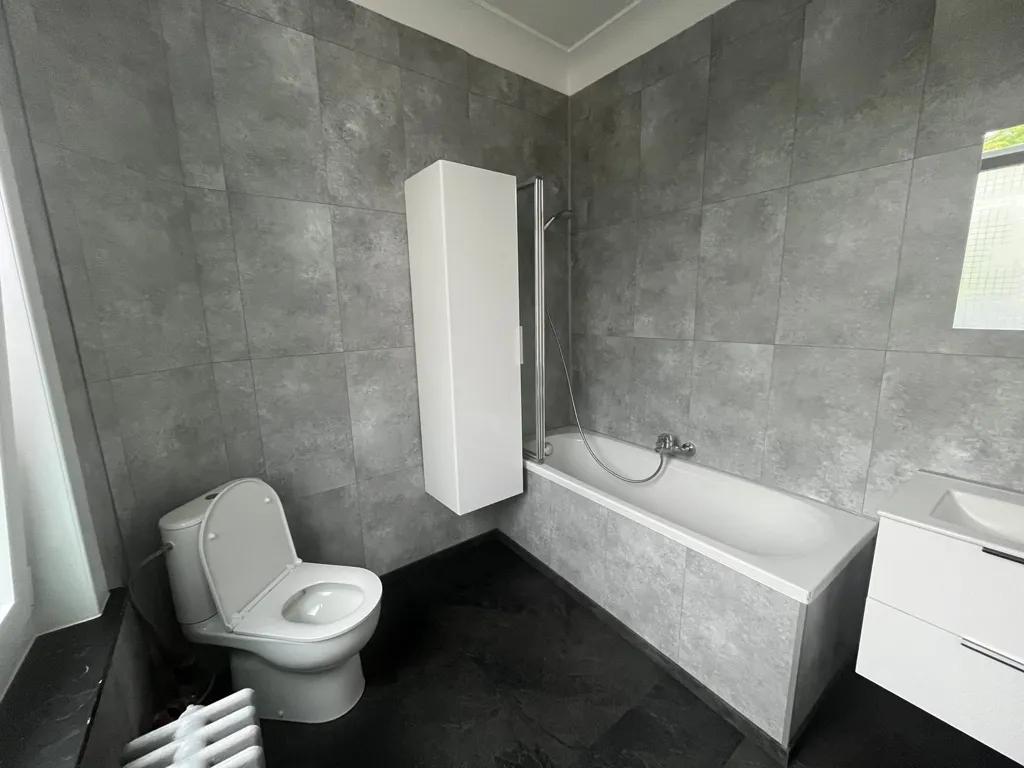 Salles de bain - Appartement Rénové avec Deux Chambres à Péruwelz