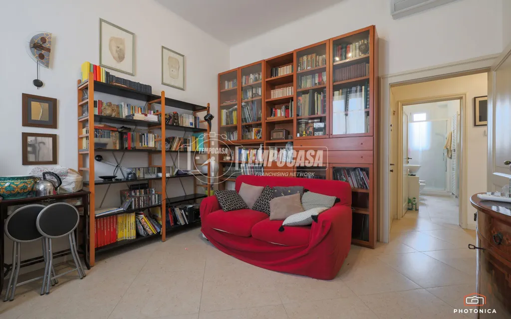 Bureau - Rear-Facing Apartment with Balcony in Bologna