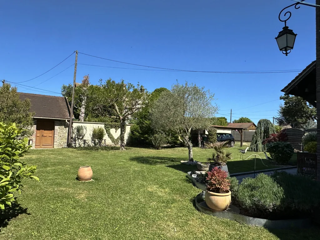 Aed - Charming 8-Piece House with Garden in Croth