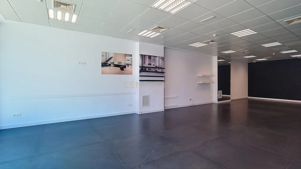 Studio - Commercial Space with High Ceilings in Avenida de Mijas