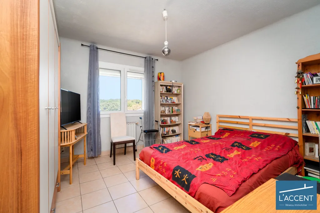Chambres - Appartement avec Terrasse et Garage à Uchaud