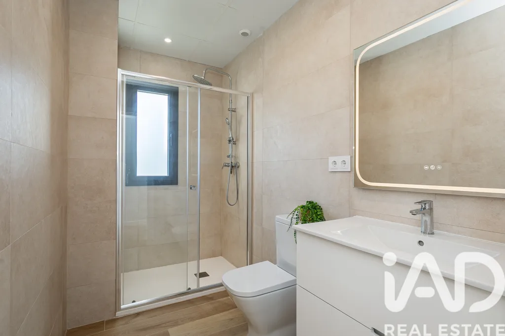 Vannitoad - 3-Fronted House with Pool in Cunit