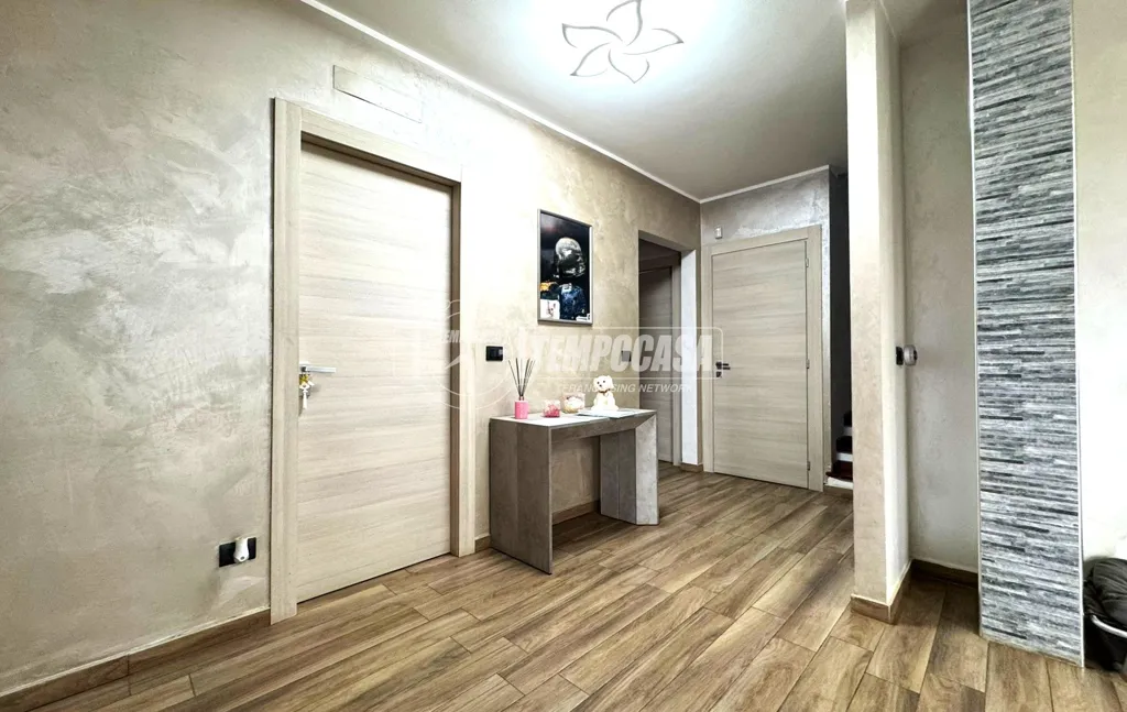 Esik - Modern Villa with Garden in Druento