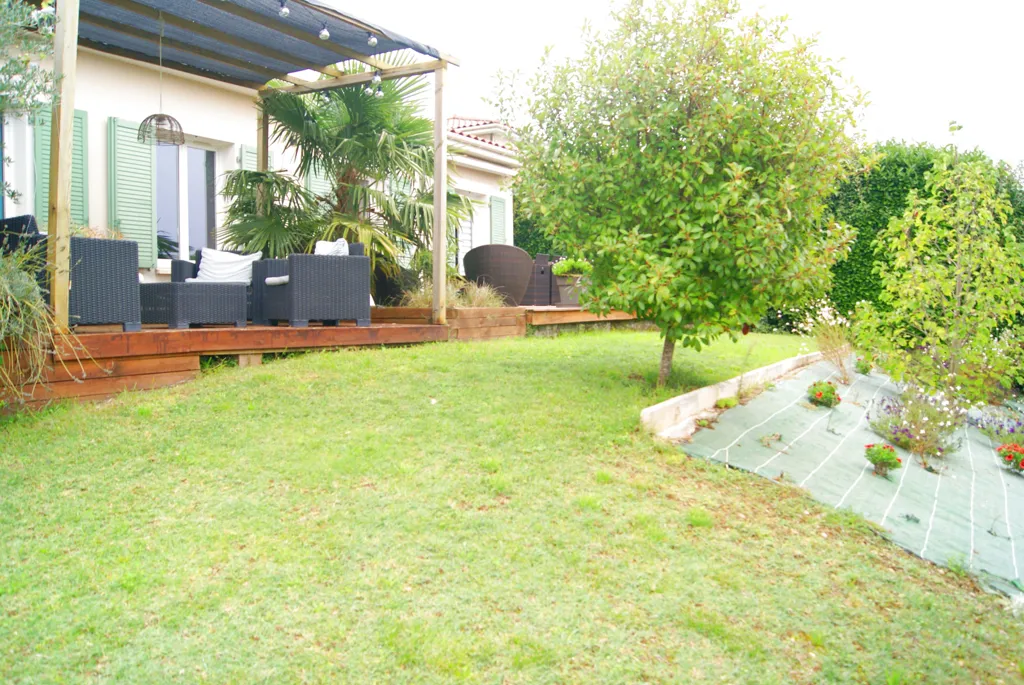 Jardin - Maison de Plain-Pied avec Piscine à Pierre Louve