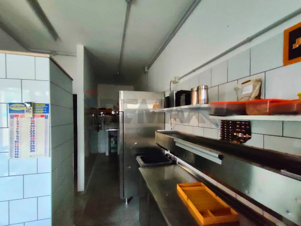 Cuisine - Commercial Space with Vitrine in Piana del Sole, Rome