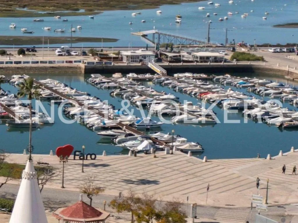 Renovated Flat with Patio in Faro