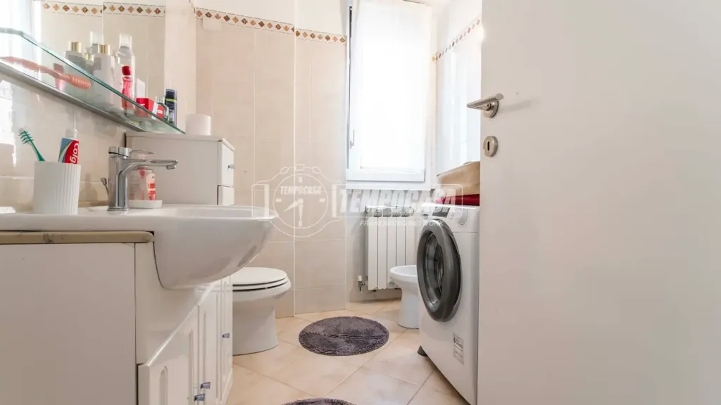 Vannitoad - Rearranged Apartment with Balcony in Gorla Minore