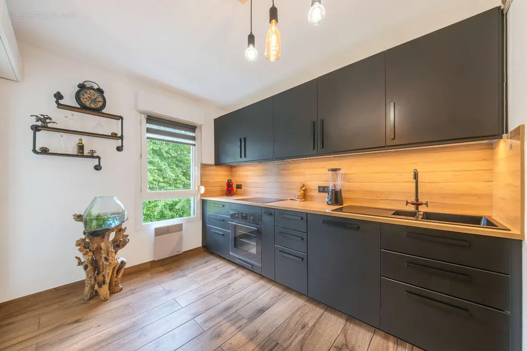 Cuisine - Appartement T5 avec Balcon-terrasse à la Toison d'Or
