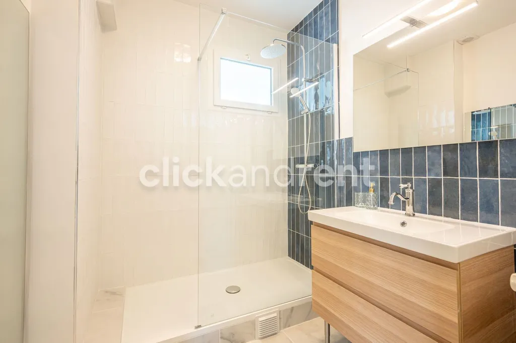 Bathrooms - 3-Bedroom Flat Near Noisy-le-Sec Station