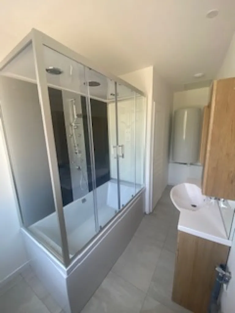 Salles de bain - Maison rénovée avec cour à Elbeuf