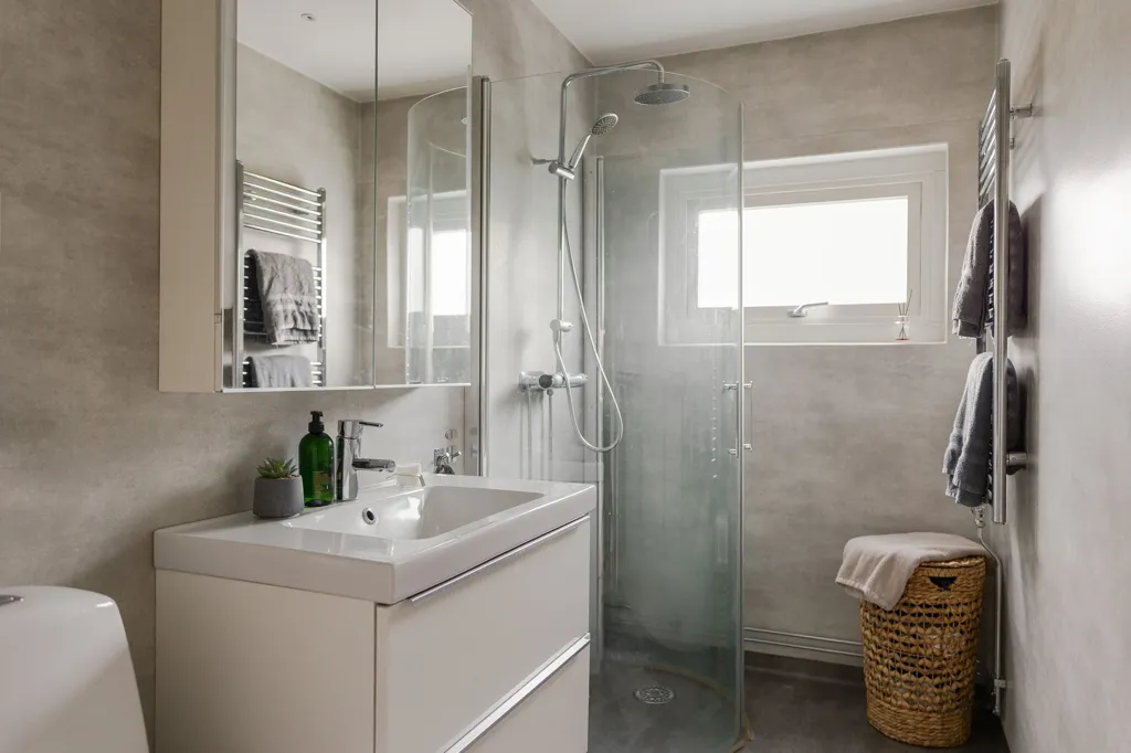 Salles de bain - Modern Flat with Balcony in Söder, Växjö