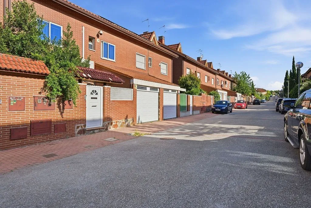 Välivaade - Terraced House with Pool in Rivas Centre