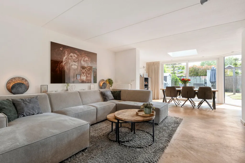 Elutuba - Modern Split-Level House with Cinewall in Almelo