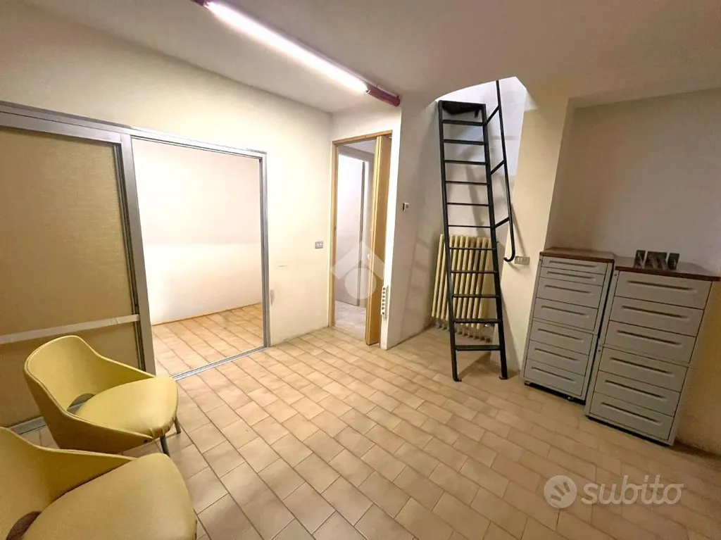 Local commercial 1 pièces à IT