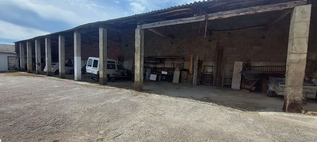 Garage - Rural House with Terrace in Carracedelo
