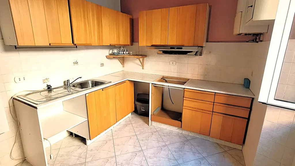Köök - Spacious Apartment with Central Location in Campomorone