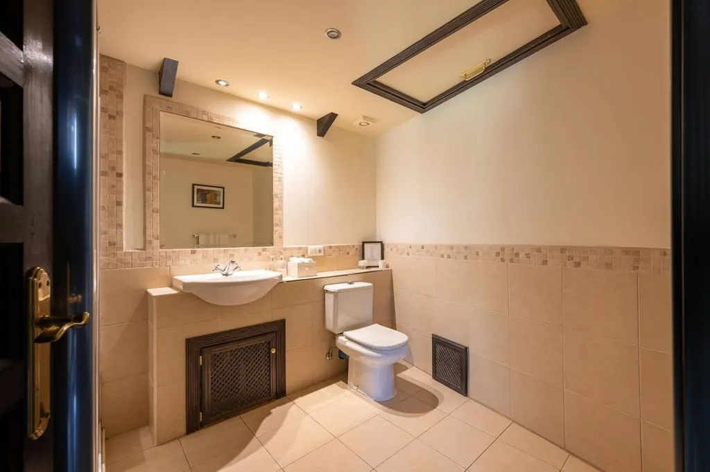Salles de bain - Detached Villa with Private Pool in Río Real, Marbella