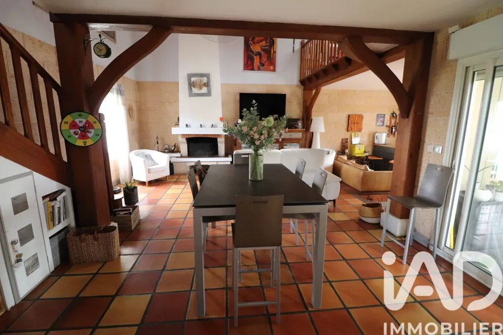 Salle à manger - Maison Contemporaine avec Piscine à Orignolles