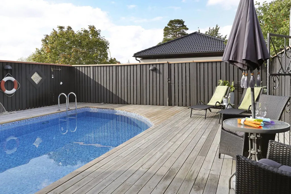 Piscine - Two-Storey Villa with Pool in Upplands Väsby