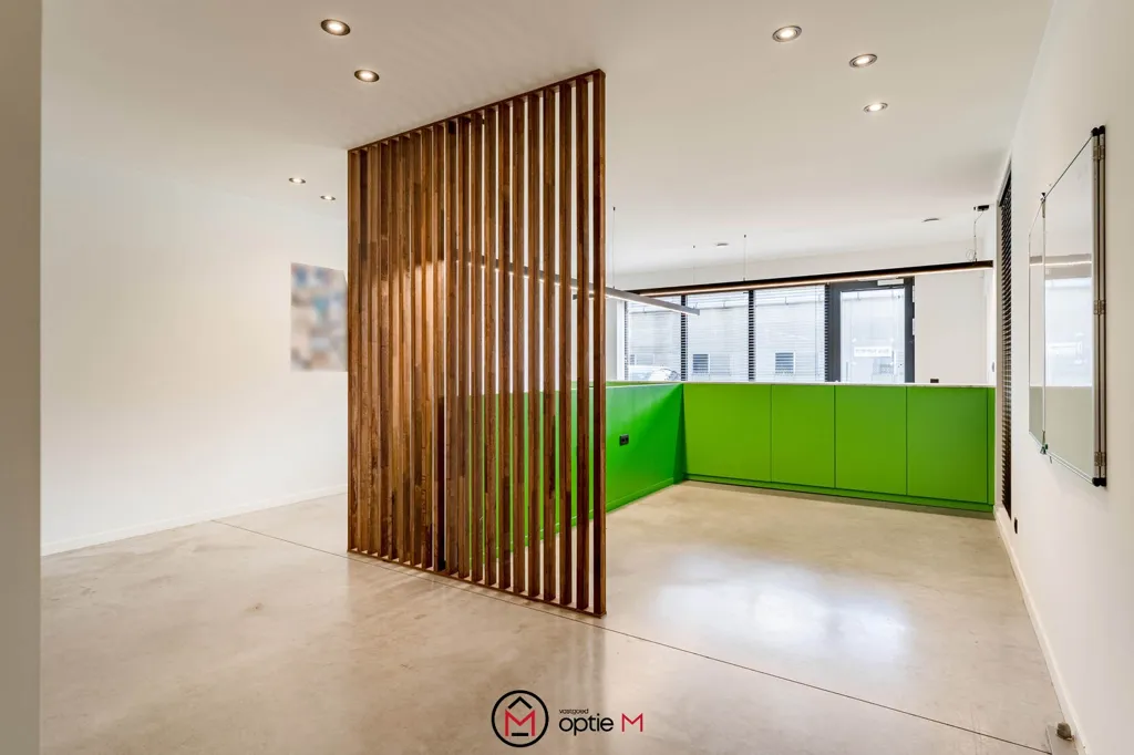 Esik - Eco-Friendly KMO Unit with Solar Panels in Heusden