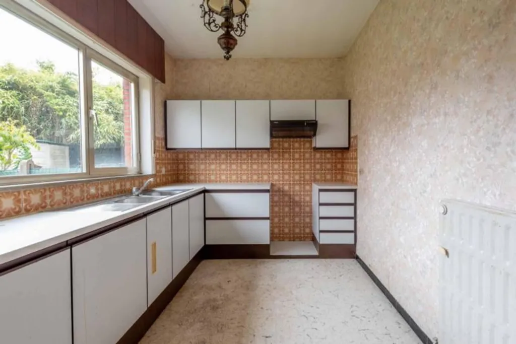 House to Renovate in Weerde Centre
